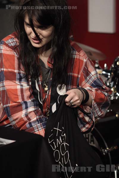 THE KILLS - 2008-03-18 - PARIS - FNAC Montparnasse - Alison Nicole Mosshart